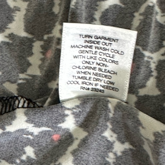 New York & Company sz XL top, tunic in black. White an a tiny bit of red silky - Picture 13 of 13